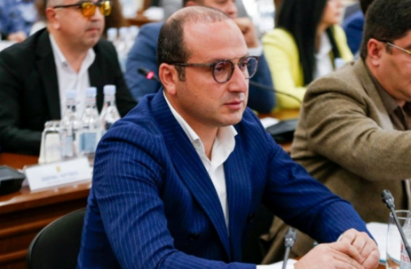 Այս պահին քրեական ոստիկանությունը ամբողջ «աստղաբույլով» հերթական տրագիկոմեդիկ սերիալն է նկարում Գյումրիում